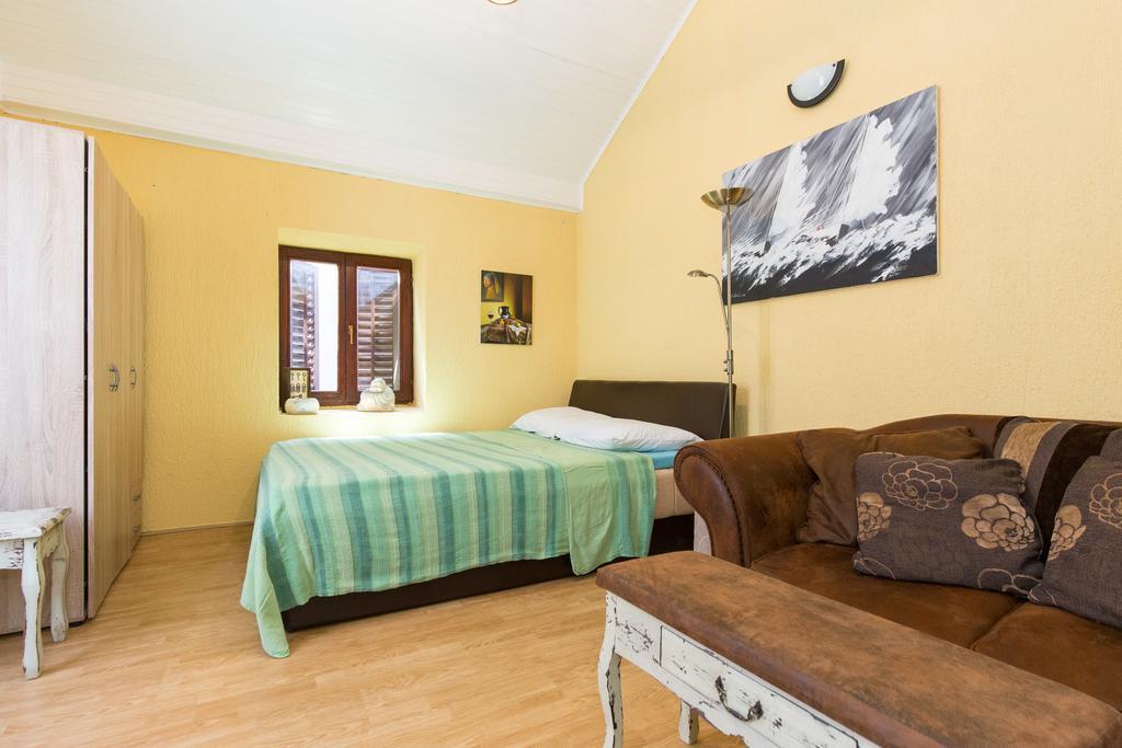Appartement Yvonne à Krk Town Extérieur photo