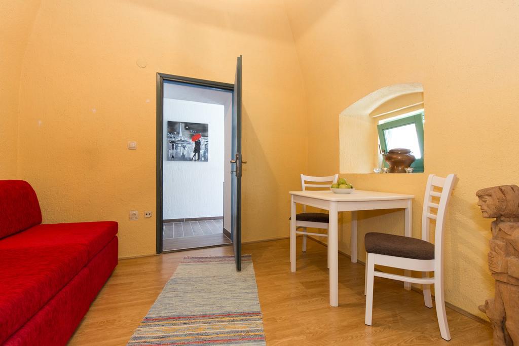 Appartement Yvonne à Krk Town Extérieur photo